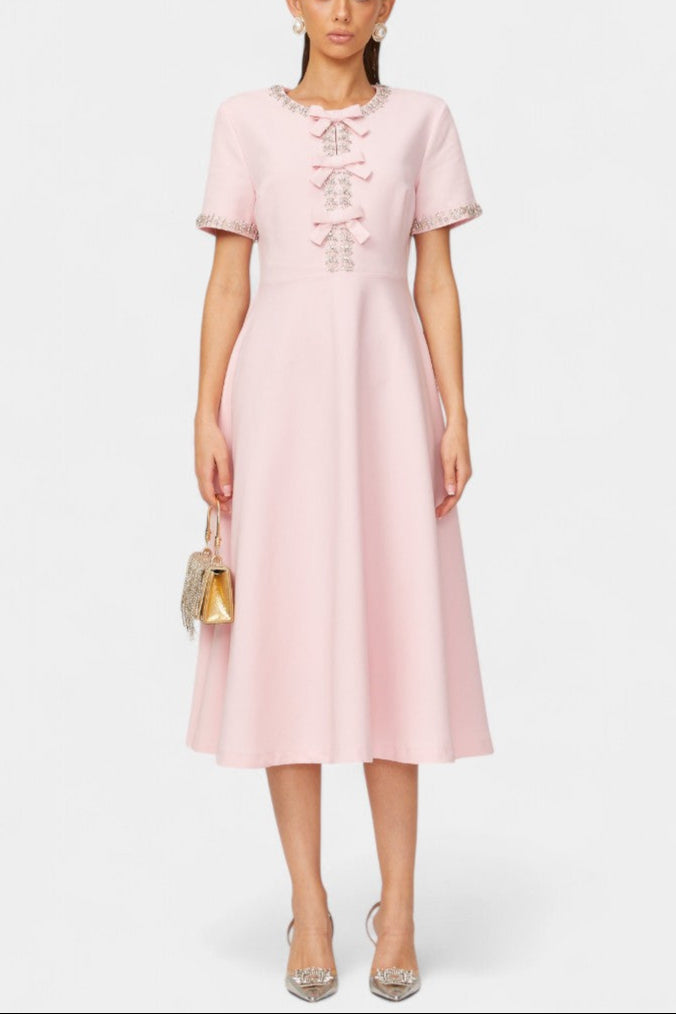 Linda Vestido Midi Acampanado con Lazo de Cristal y Detalles Elegantes