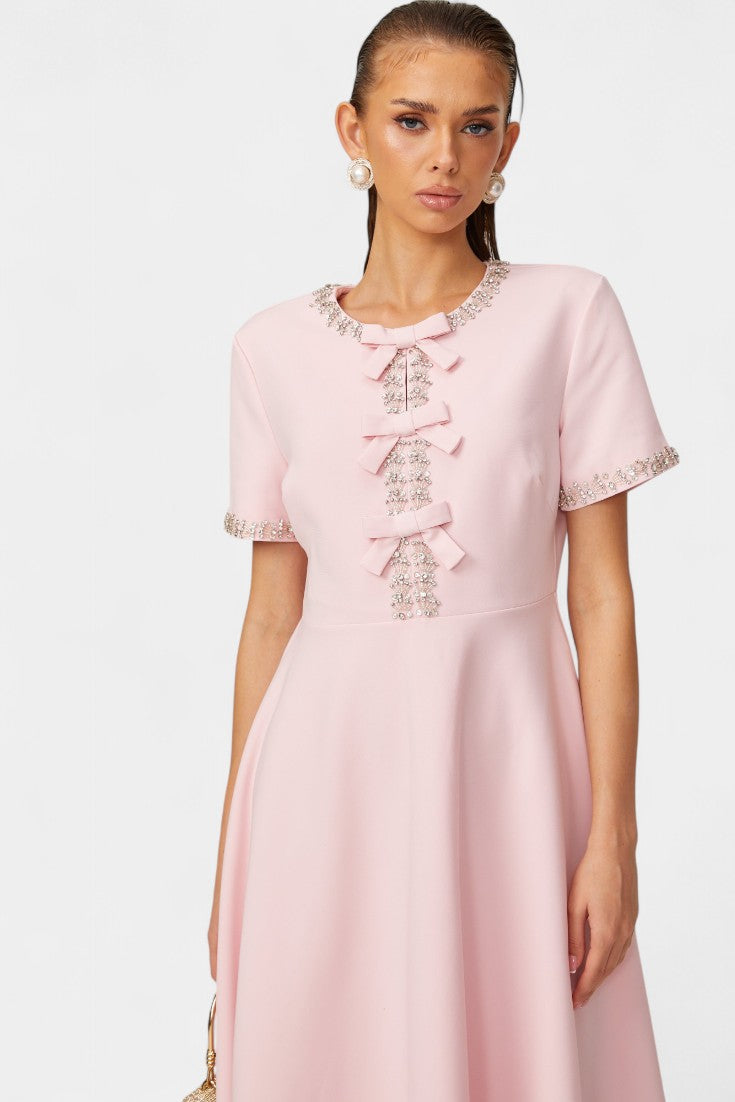 Linda Vestido Midi Acampanado con Lazo de Cristal y Detalles Elegantes