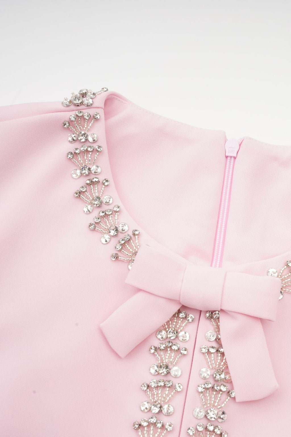 Linda Vestido Midi Acampanado con Lazo de Cristal y Detalles Elegantes