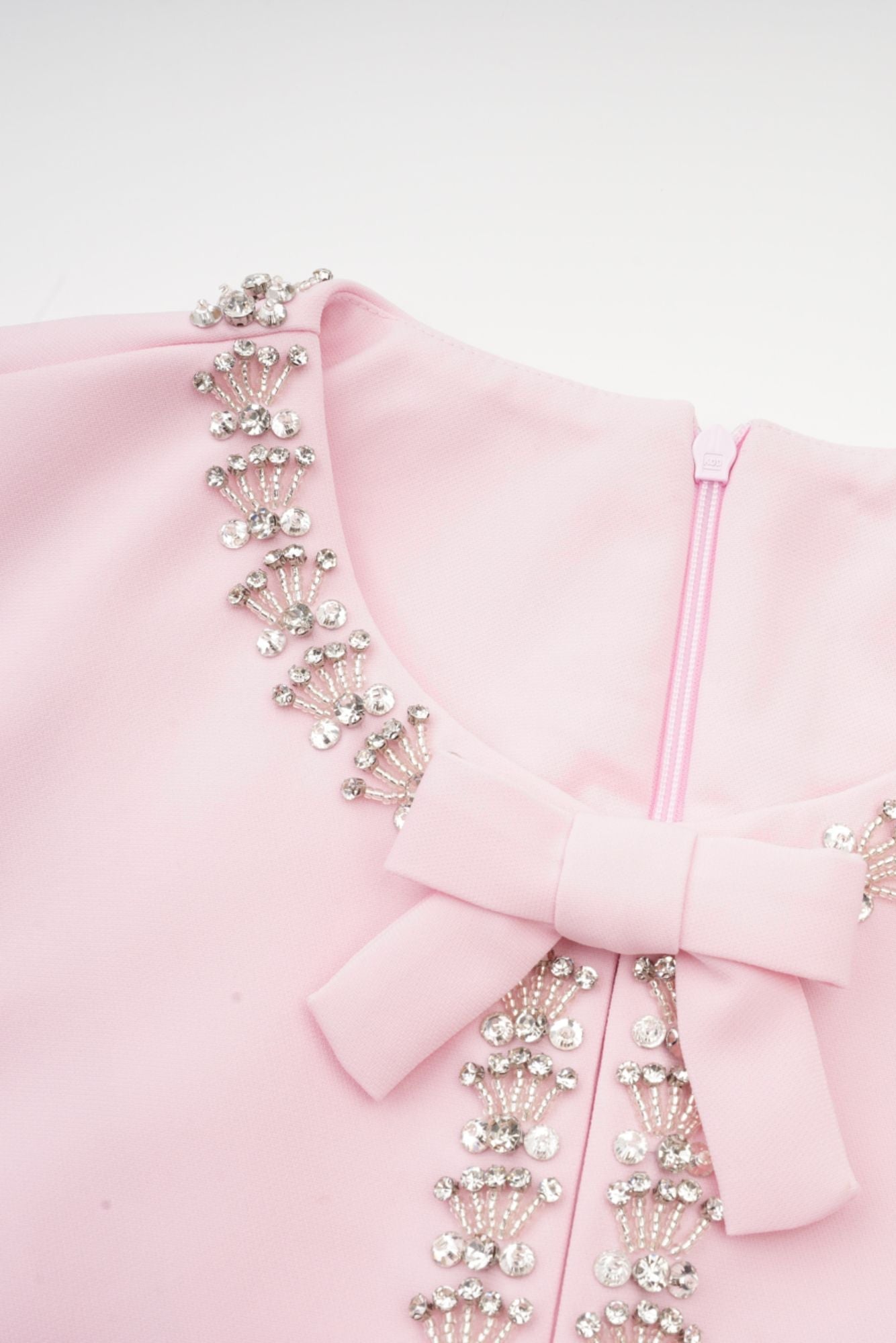 Linda Vestido Midi Acampanado con Lazo de Cristal y Detalles Elegantes