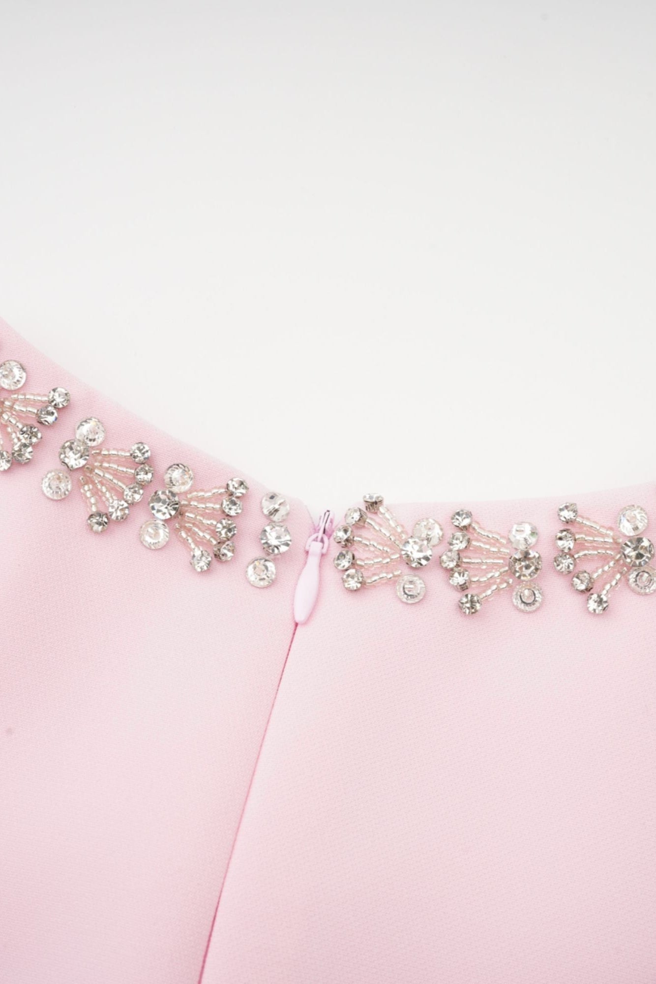 Linda Vestido Midi Acampanado con Lazo de Cristal y Detalles Elegantes