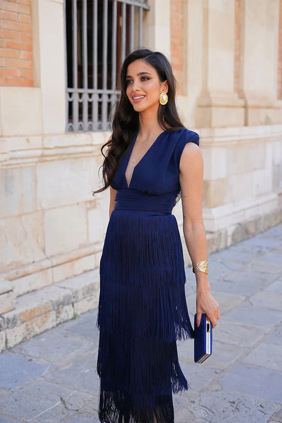 Dolcezza Vestido Maxi Elegante con Escote en V, Pliegues y Flecos