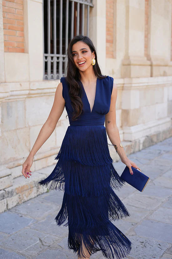 Dolcezza Vestido Maxi Elegante con Escote en V, Pliegues y Flecos