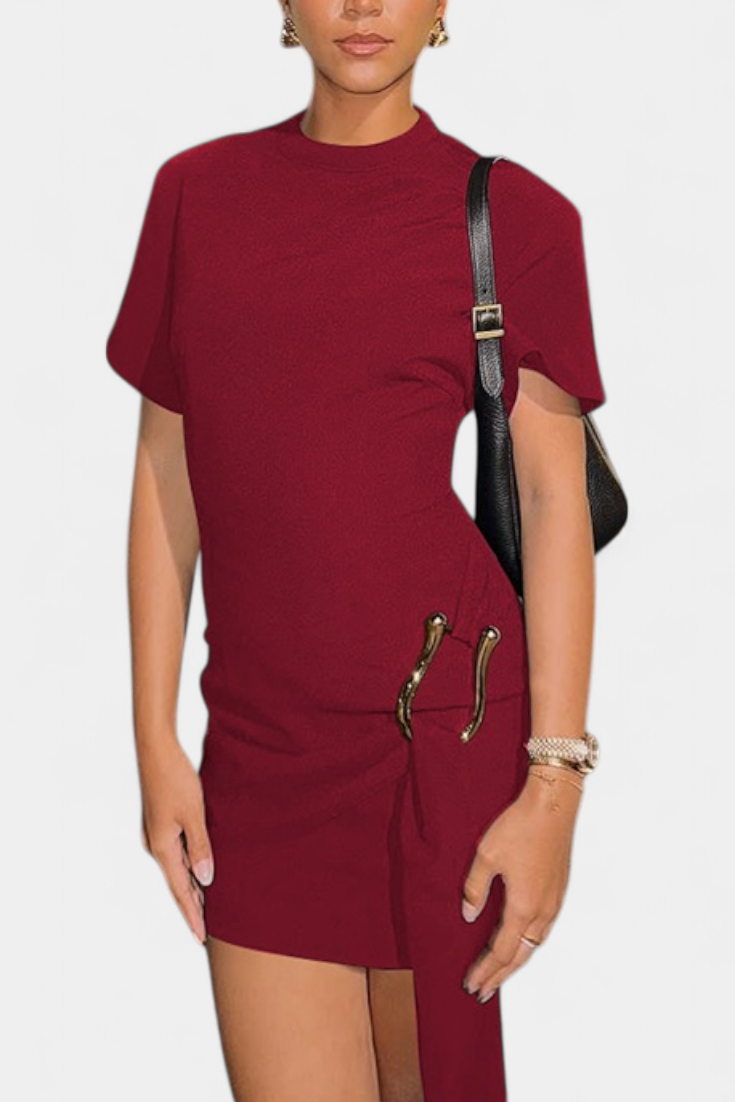 Coraline Vestido Mini con Cintura Drapeada y Hebilla Dorada