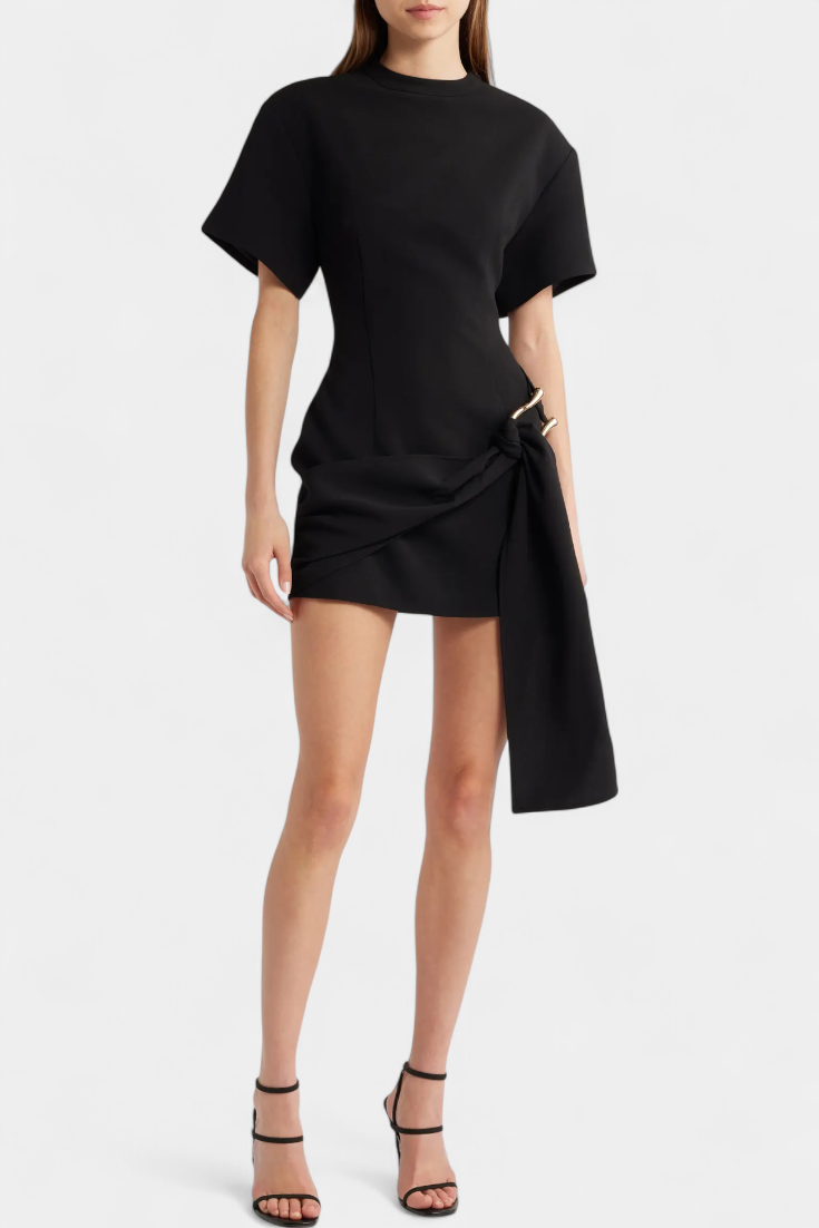 Coraline Vestido Mini con Cintura Drapeada y Hebilla Dorada