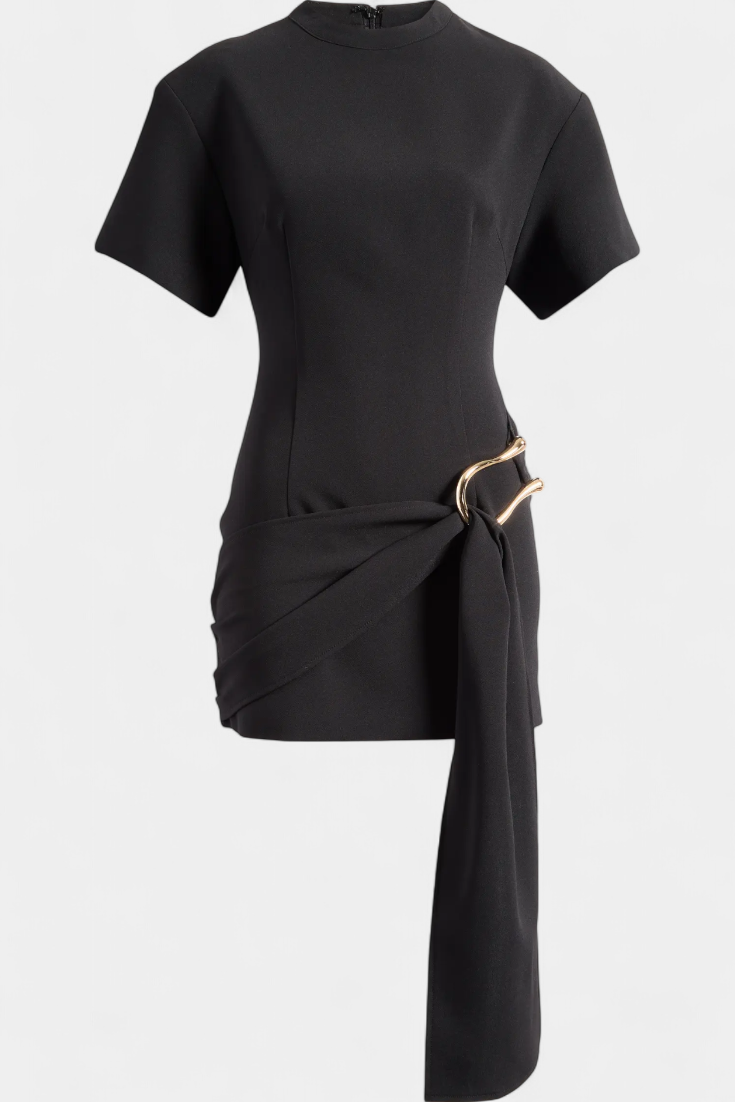 Coraline Vestido Mini con Cintura Drapeada y Hebilla Dorada