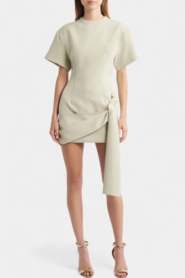 Coraline Vestido Mini con Cintura Drapeada y Hebilla Dorada