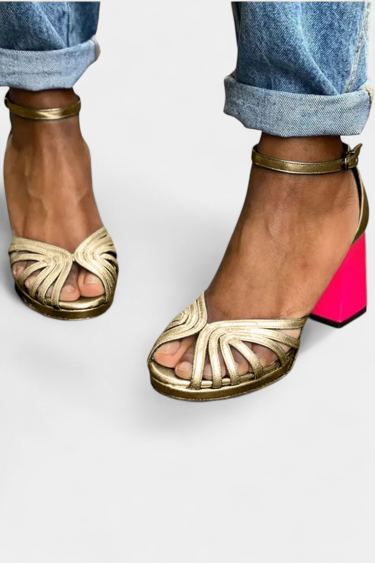 Solea Sandalias Clásicas con Tira Dorada