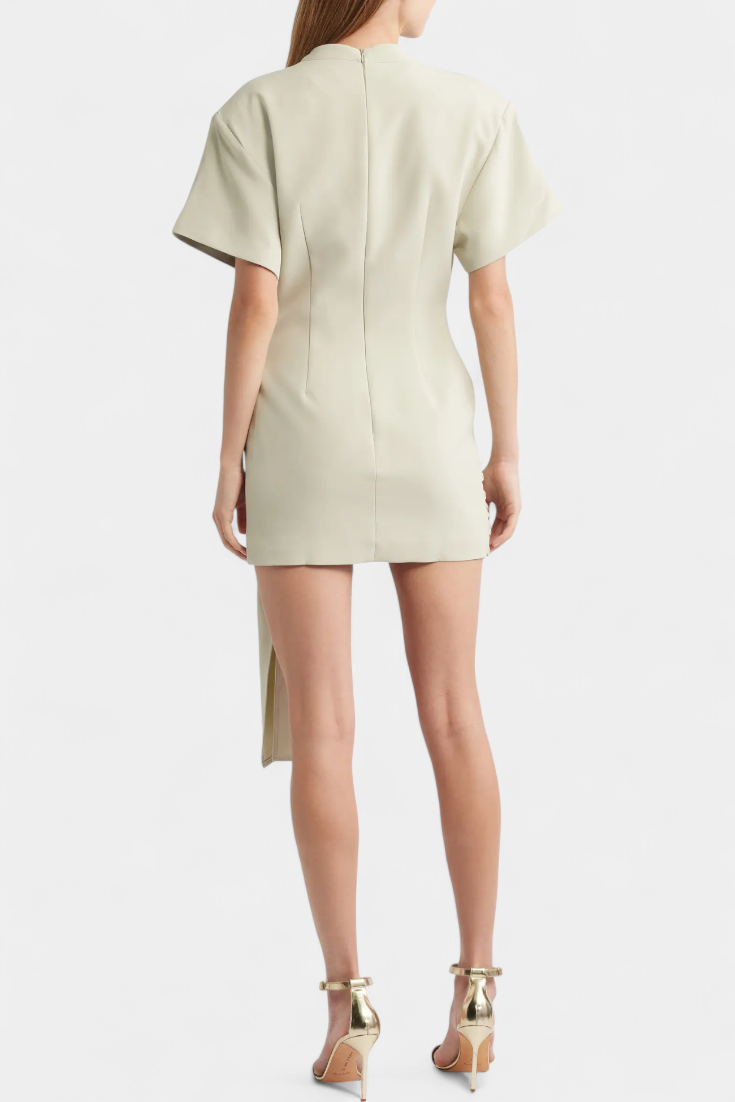 Coraline Vestido Mini con Cintura Drapeada y Hebilla Dorada