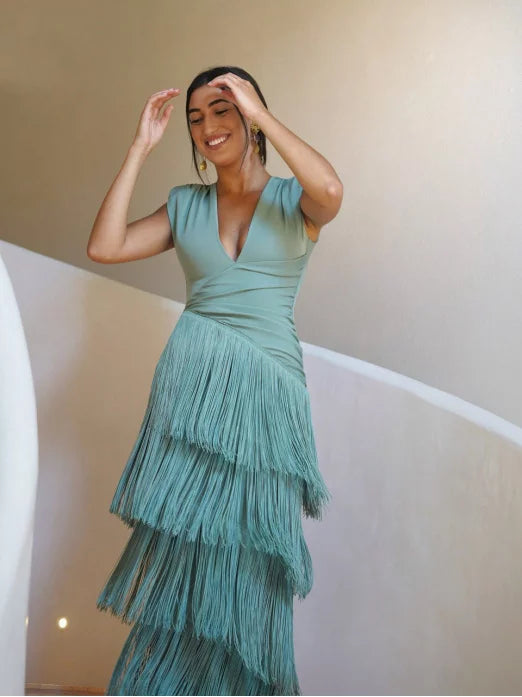 Dolcezza Vestido Maxi Elegante con Escote en V, Pliegues y Flecos