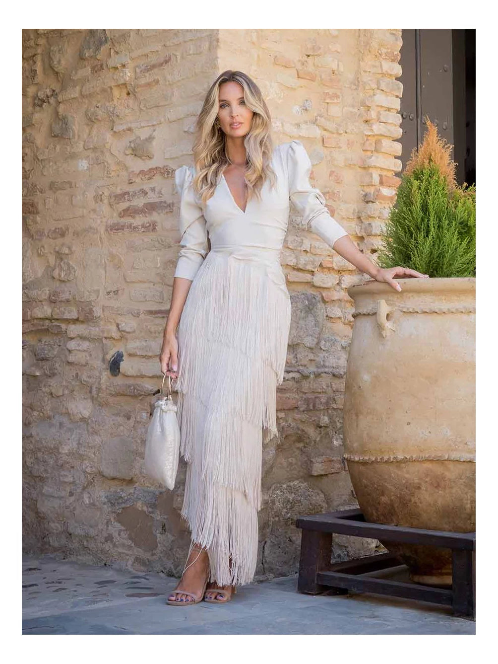 Dolcezza Vestido Maxi Elegante con Escote en V, Pliegues y Flecos