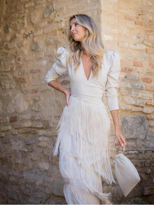 Dolcezza Vestido Maxi Elegante con Escote en V, Pliegues y Flecos